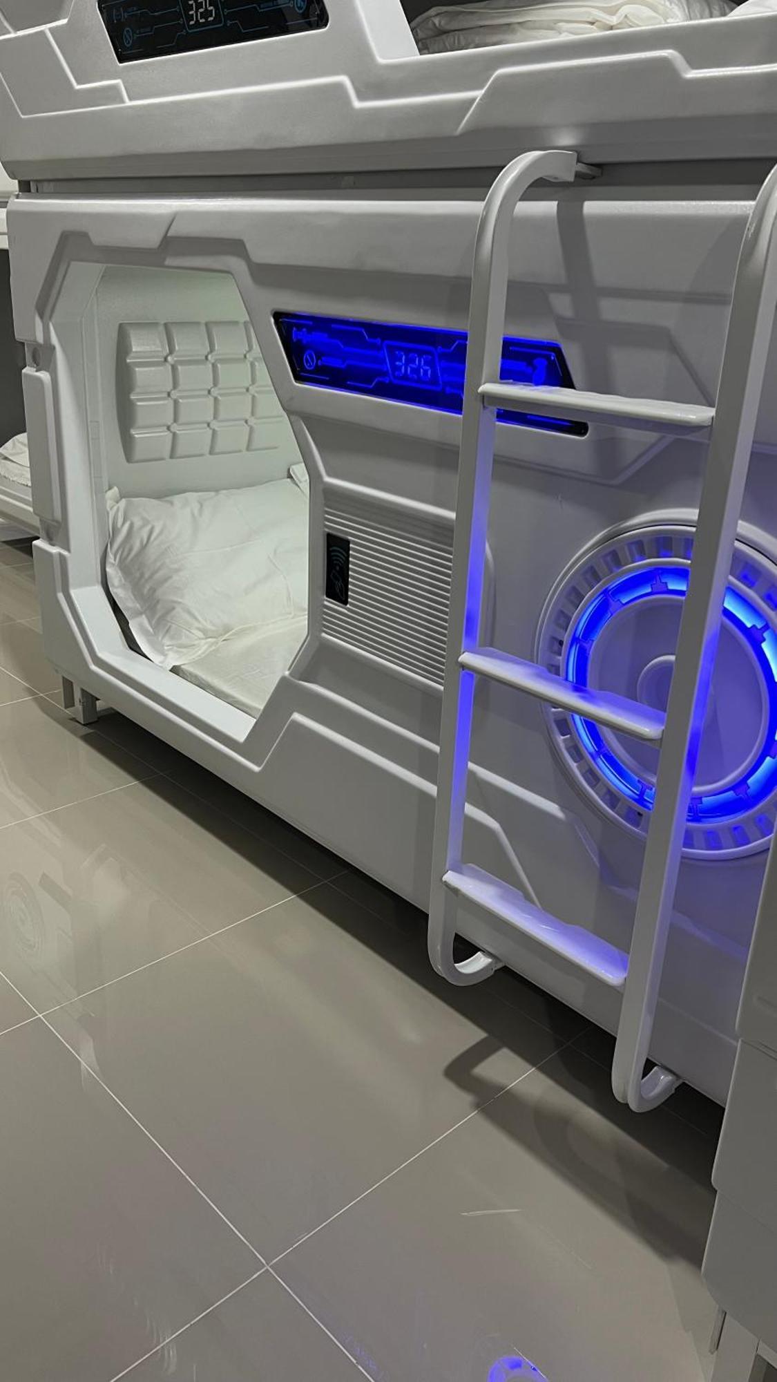 Kiwi Capsule Hotel Bangkok Dış mekan fotoğraf