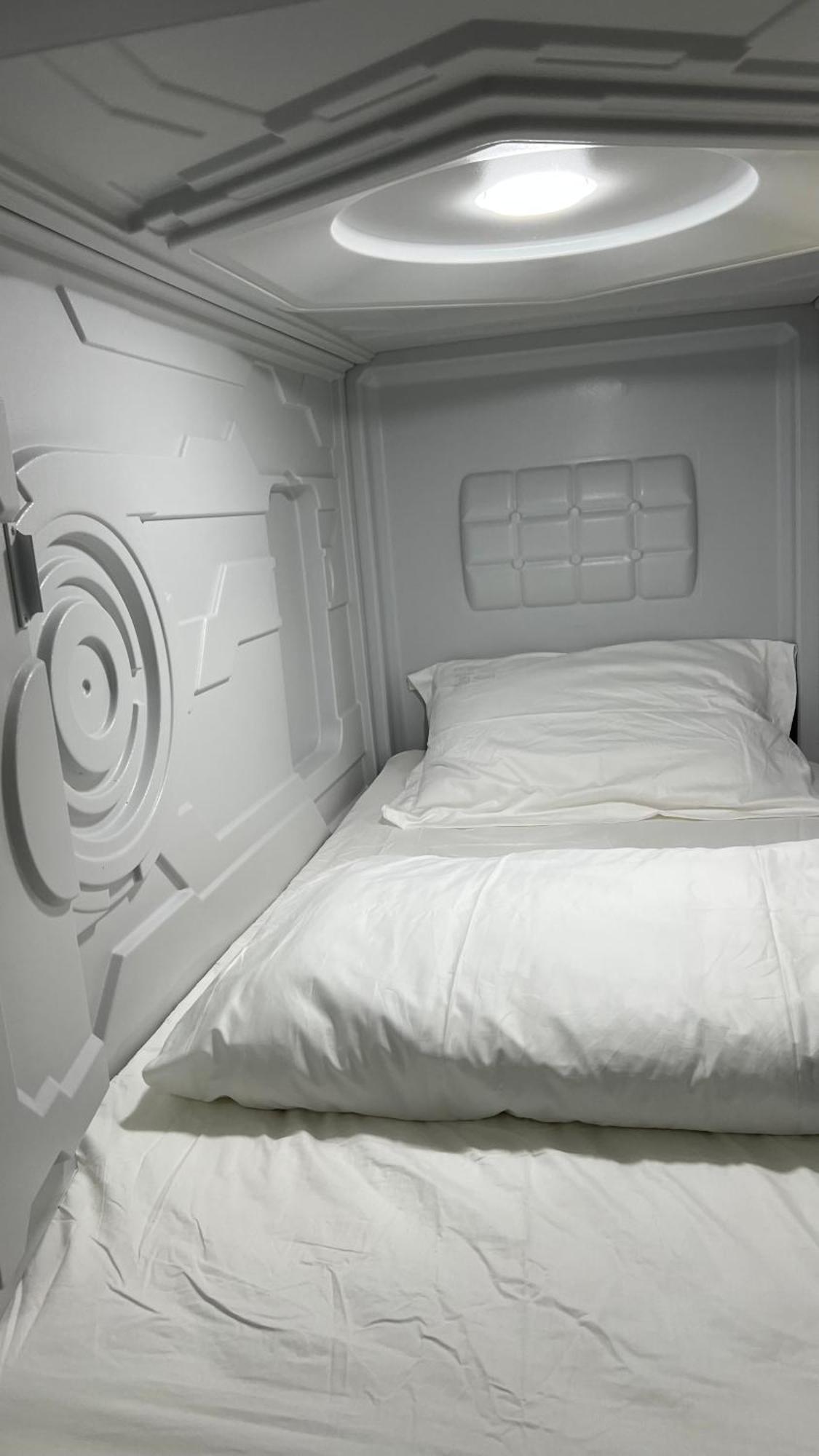 Kiwi Capsule Hotel Bangkok Dış mekan fotoğraf