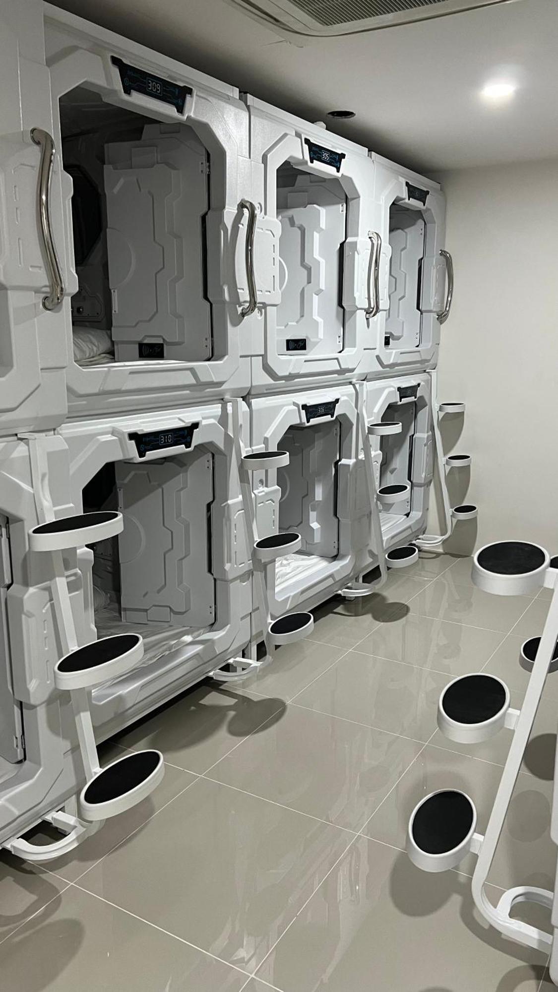 Kiwi Capsule Hotel Bangkok Dış mekan fotoğraf