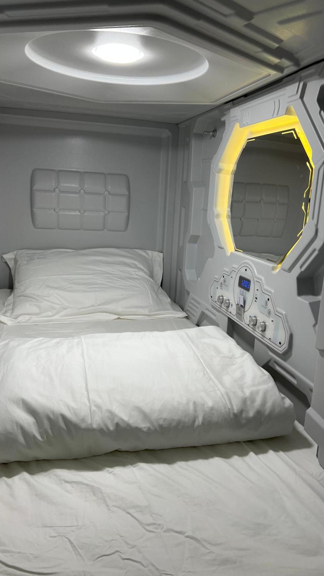 Kiwi Capsule Hotel Bangkok Dış mekan fotoğraf