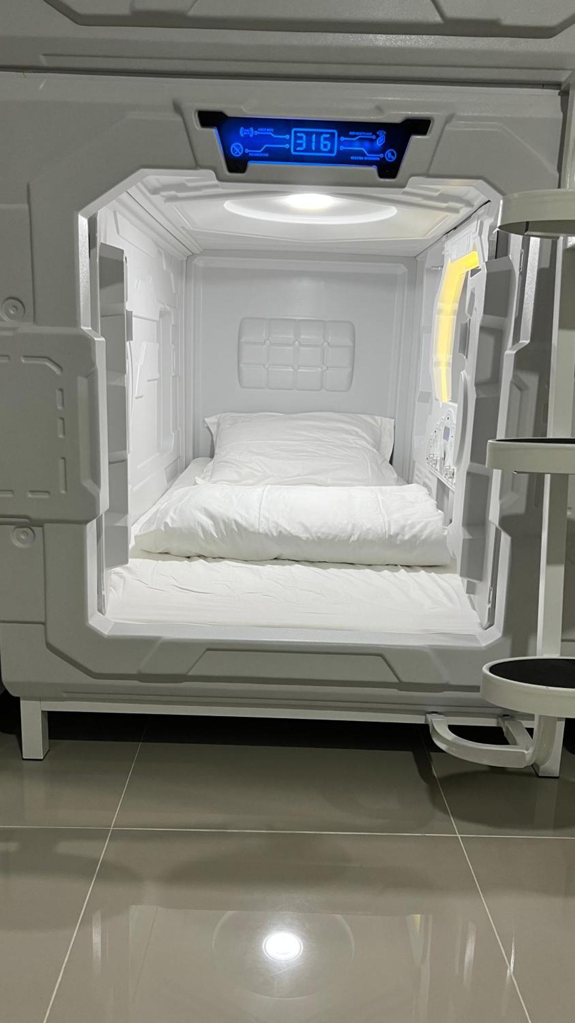Kiwi Capsule Hotel Bangkok Dış mekan fotoğraf