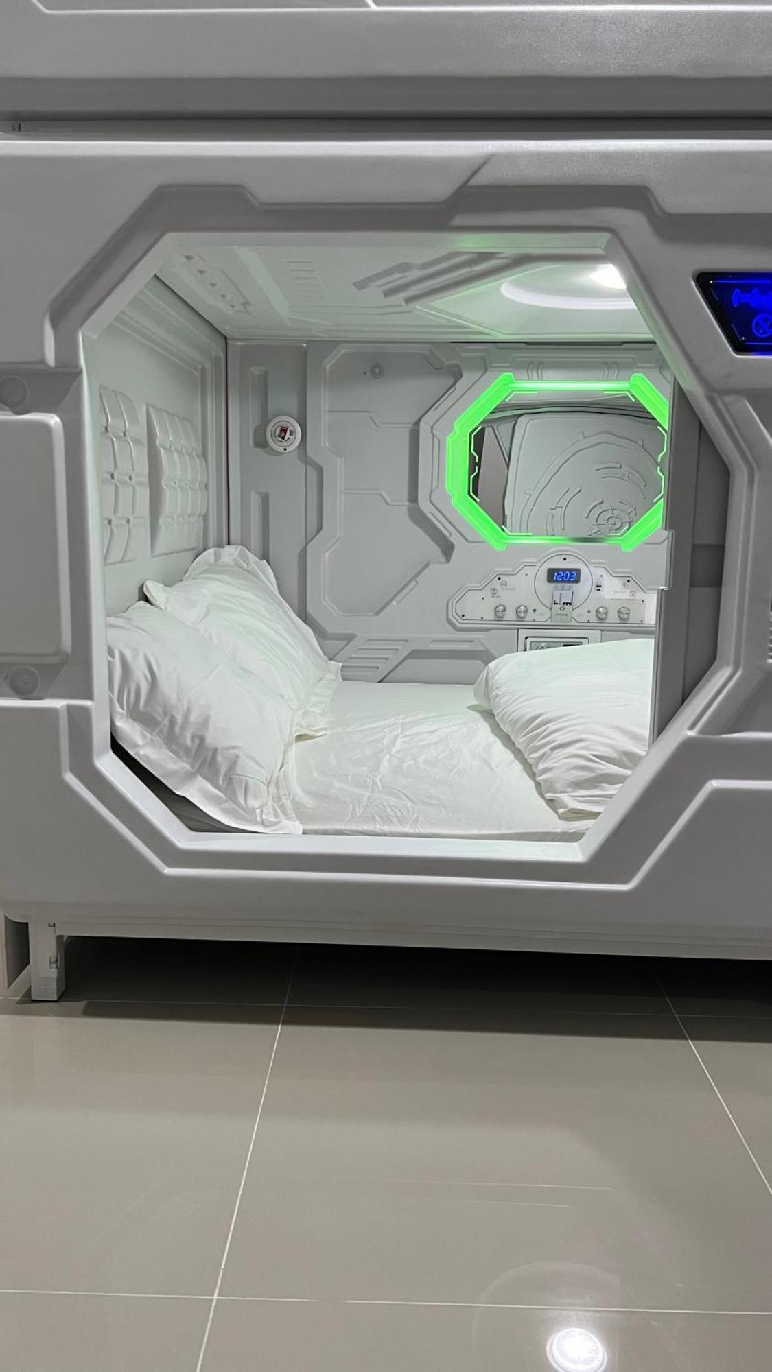 Kiwi Capsule Hotel Bangkok Dış mekan fotoğraf