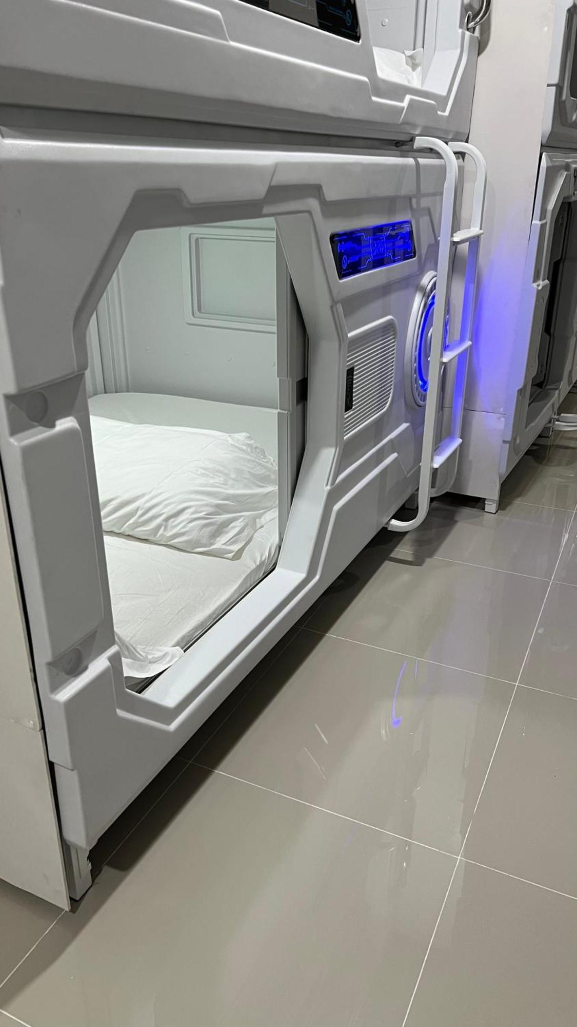Kiwi Capsule Hotel Bangkok Dış mekan fotoğraf