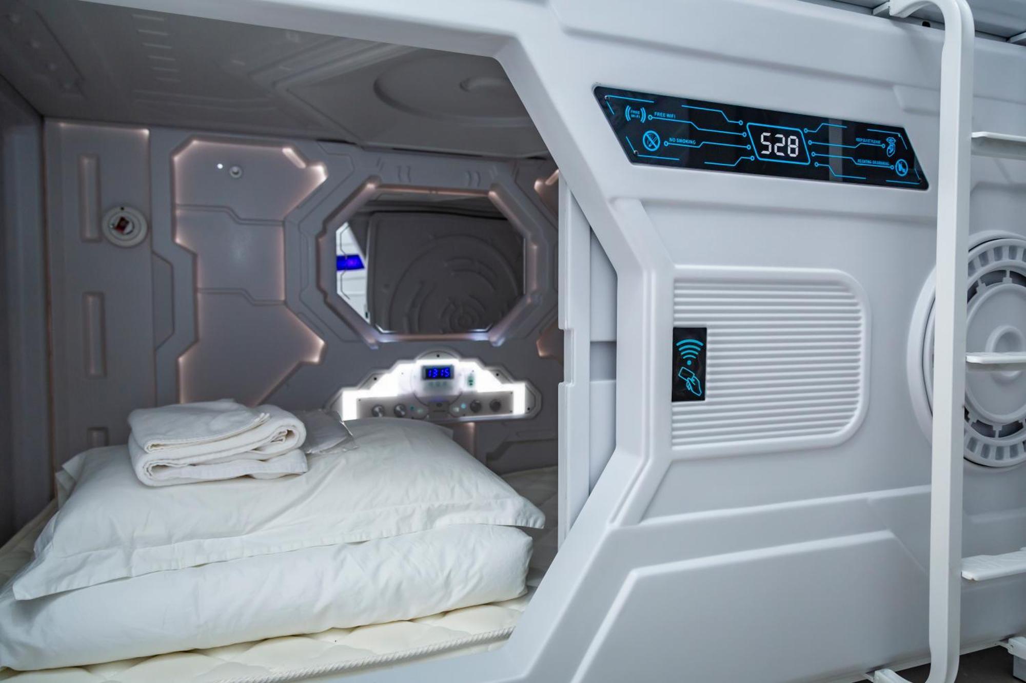 Kiwi Capsule Hotel Bangkok Dış mekan fotoğraf