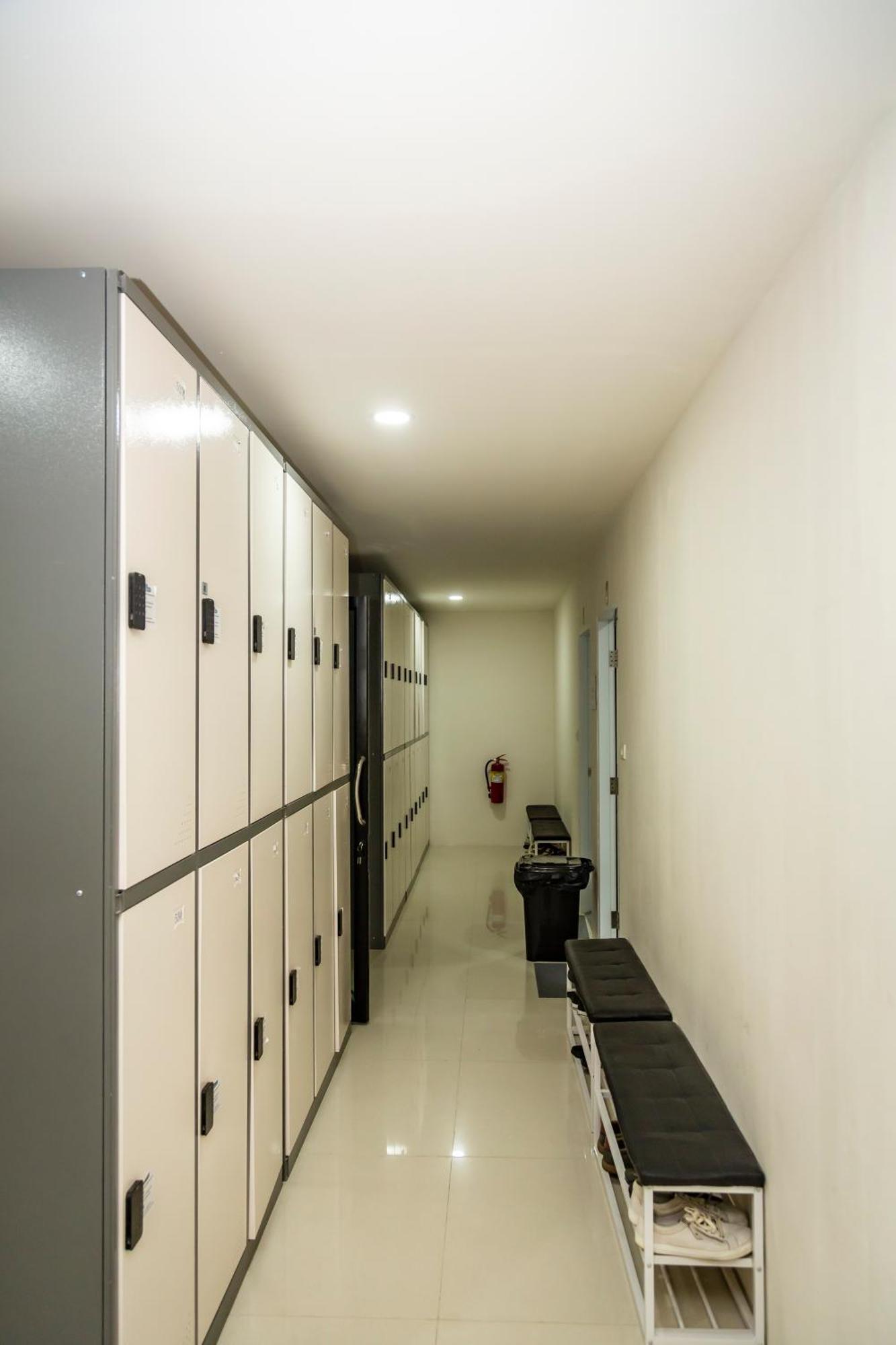 Kiwi Capsule Hotel Bangkok Dış mekan fotoğraf
