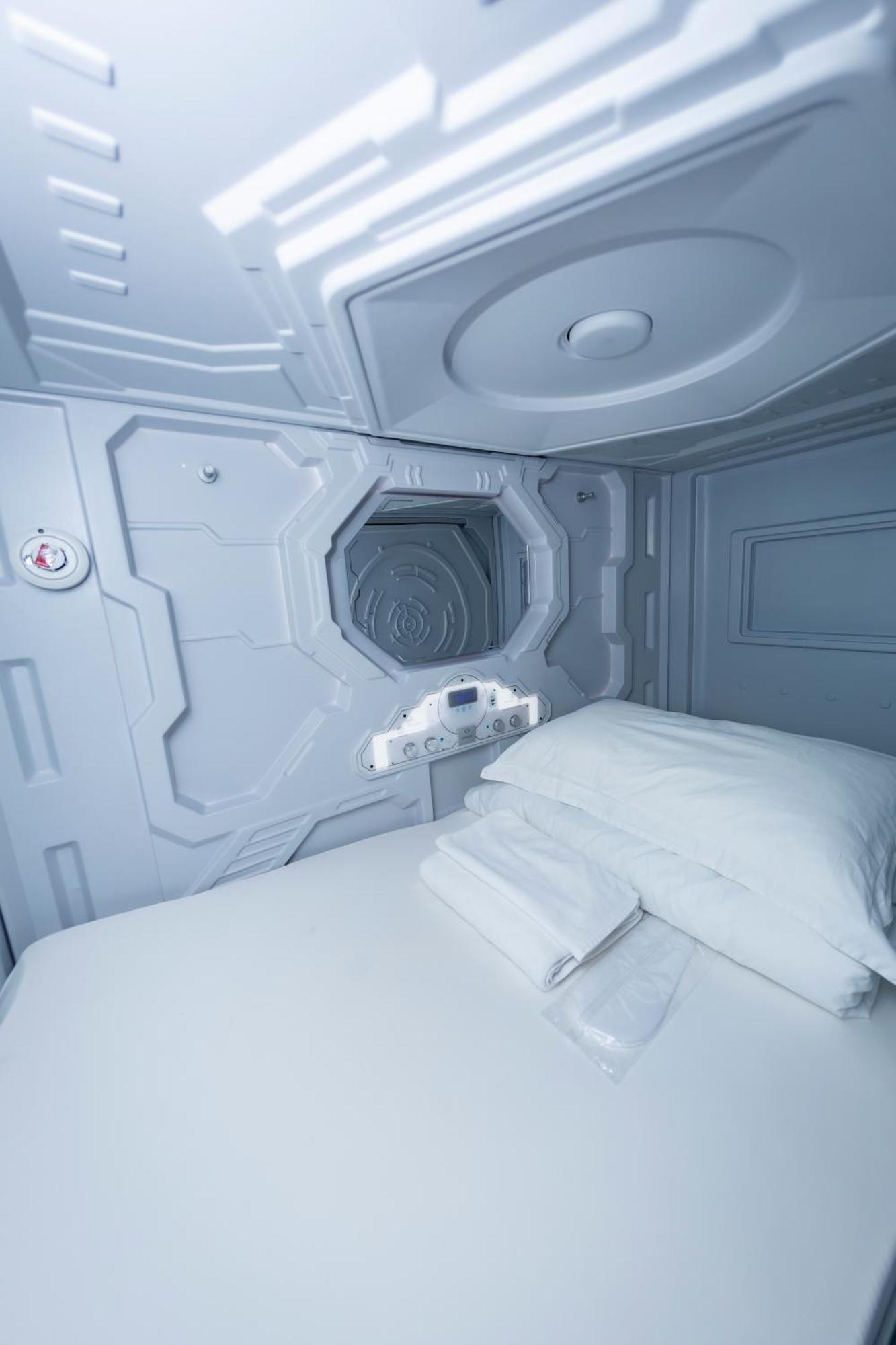Kiwi Capsule Hotel Bangkok Dış mekan fotoğraf
