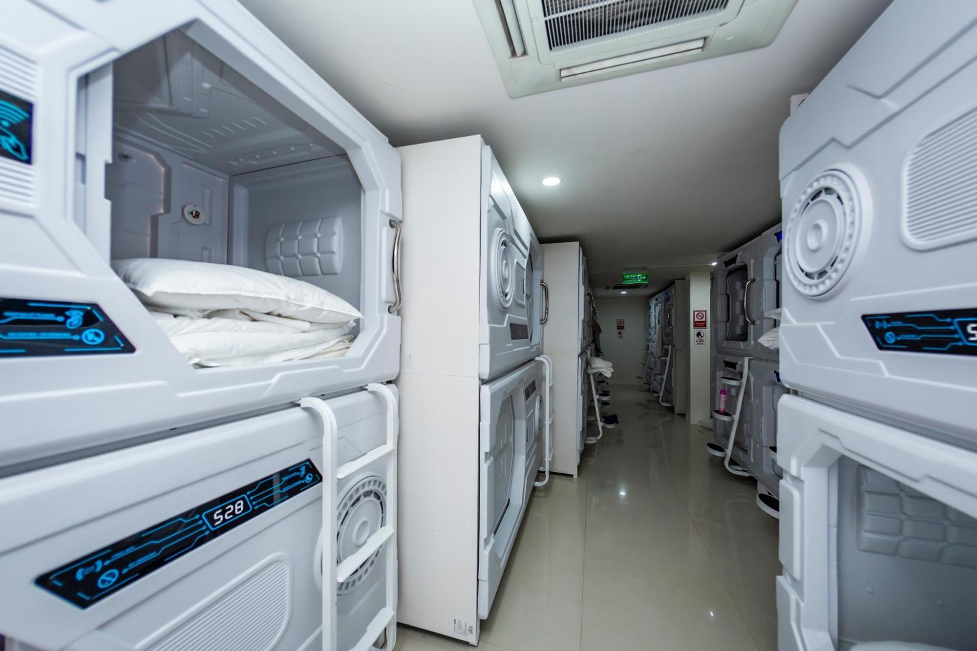 Kiwi Capsule Hotel Bangkok Dış mekan fotoğraf