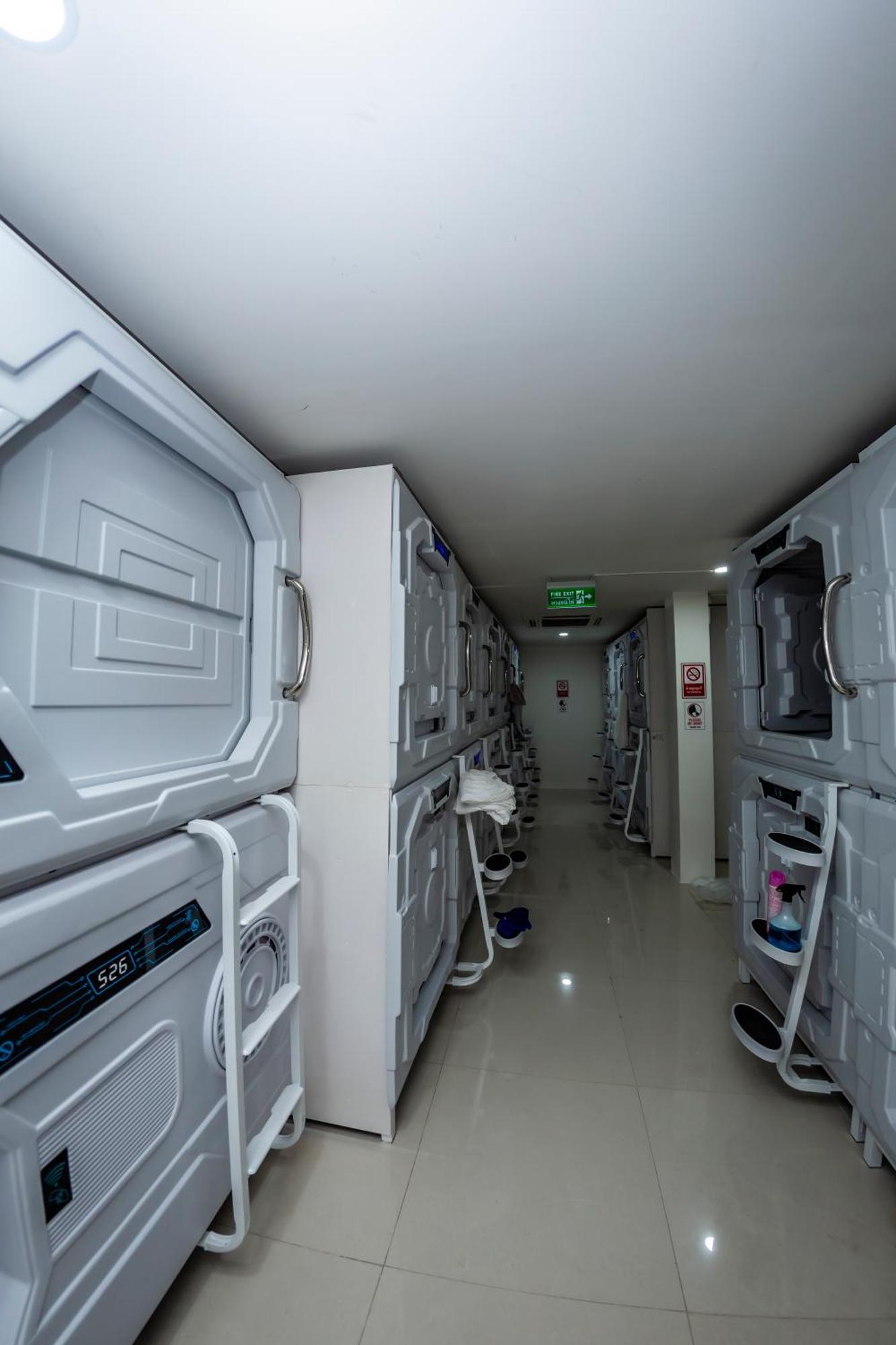 Kiwi Capsule Hotel Bangkok Dış mekan fotoğraf